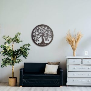 Strom života visiaci na stene v obývačke - odtieň čerň eben.