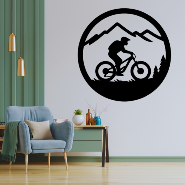 Elegantný obraz cyklistu na lúke medzi stromami s majestátnymi horami v pozadí dodá vášmu interiéru prírodný a športový nádych. Vďaka kvalitnému spracovaniu a 3D efektu krásne vynikne na každej stene.